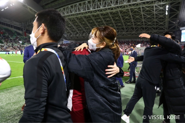 イニエスタ選手と井上さんの試合後の抱擁